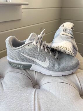 NEW Women's Nike Air Max Size 8.5